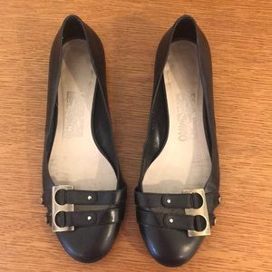 Size 7 women's Ferregamo black leather flats